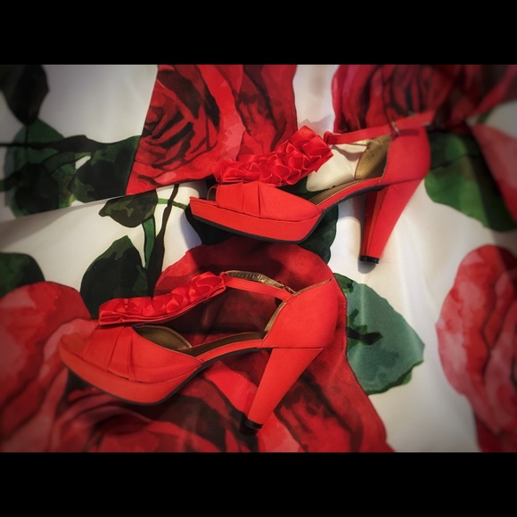 RED 👠satin RUFFLE SANDAL - Picture 4 of 7